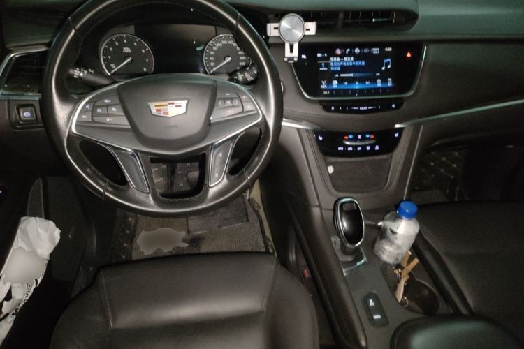 Used Cadillac XT5 2018 25T Luxury Model Center Console