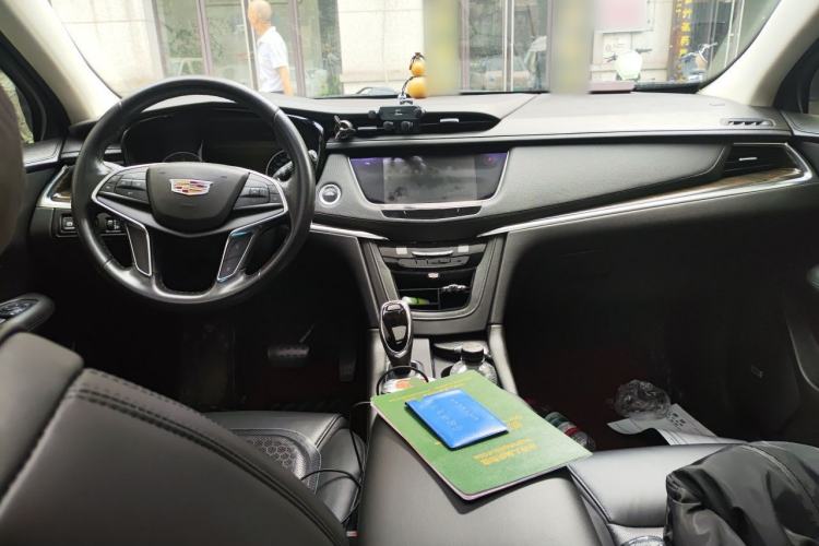 Used Cadillac XT5 2018 25T Luxury Model Center Console