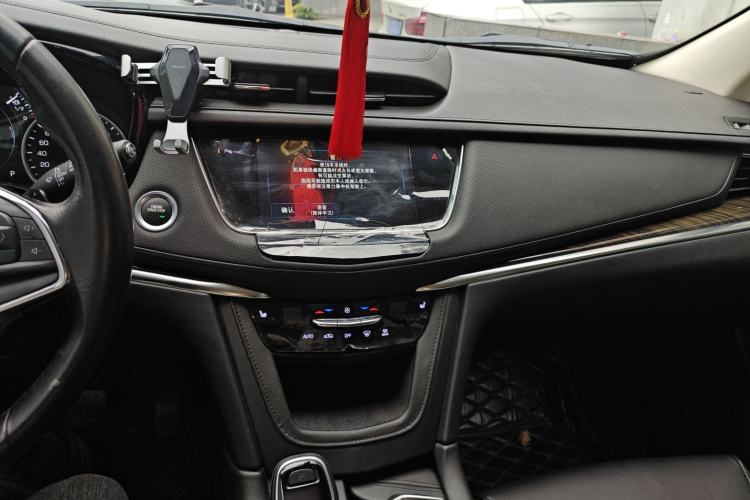 Used Cadillac XT5 2018 25T Luxury Model Center Console