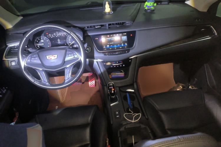 Used Cadillac XT5 2018 25T Luxury Model Center Console