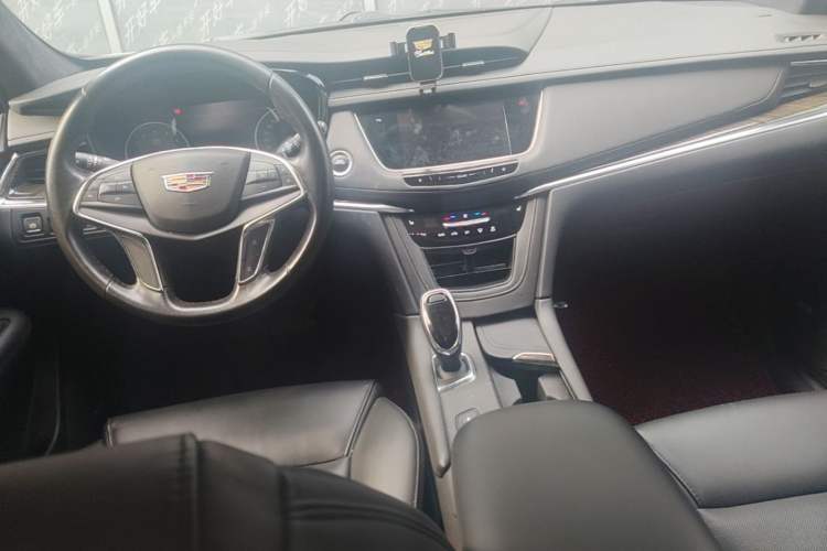 Used Cadillac XT5 2018 25T Luxury Model Center Console