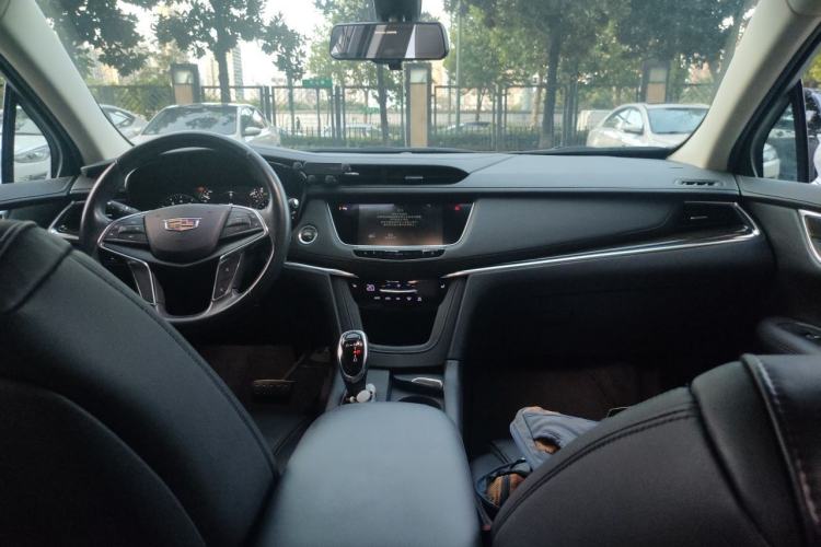 Used Cadillac XT5 2018 25T Luxury Model Center Console