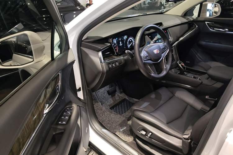 Used Cadillac XT5 2018 25T Luxury Model Driver Seat