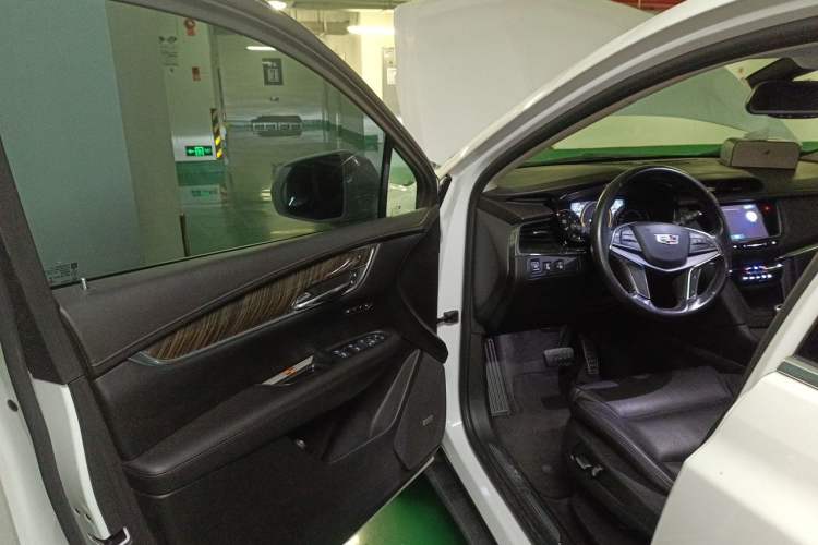 Used Cadillac XT5 2018 25T Luxury Model Driver Seat