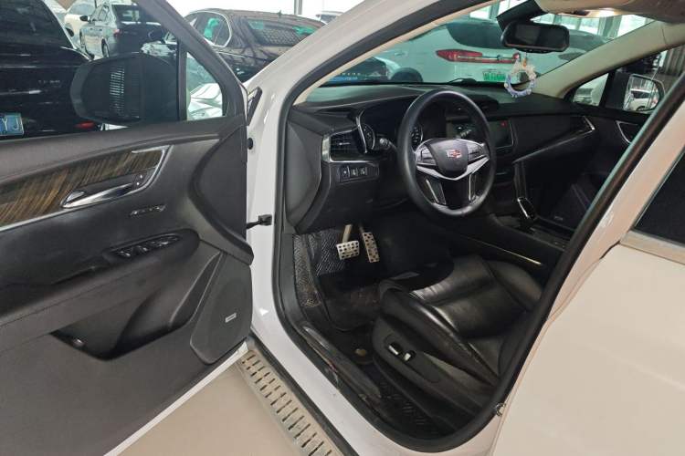 Used Cadillac XT5 2018 25T Luxury Model Driver Seat
