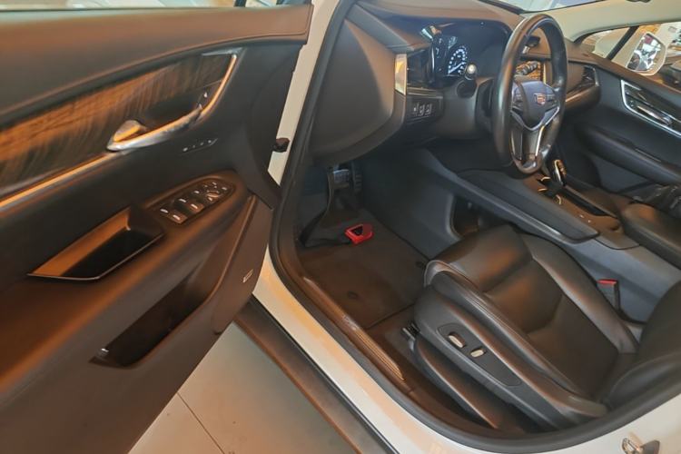 Used Cadillac XT5 2018 25T Luxury Model Driver Seat