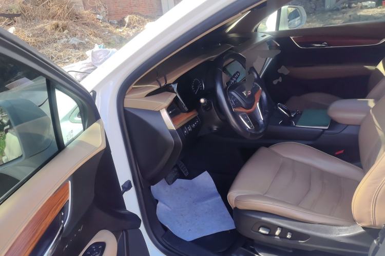 Used Cadillac XT5 2018 28E 4x4 Platinum Edition Driver Seat