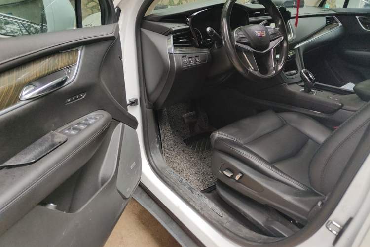 Used Cadillac XT5 2018 25T Luxury Model Driver Seat