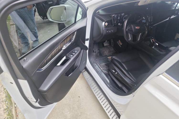 Used Cadillac XT5 2018 25T Luxury Model Driver Seat