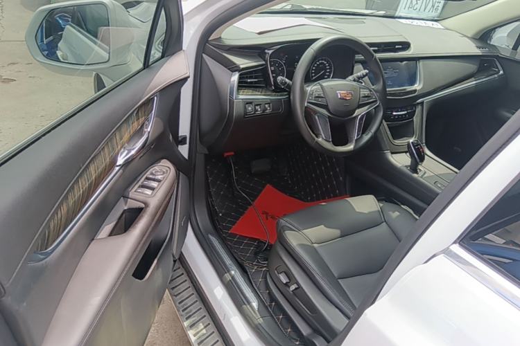 Used Cadillac XT5 2018 25T Luxury Model Driver Seat
