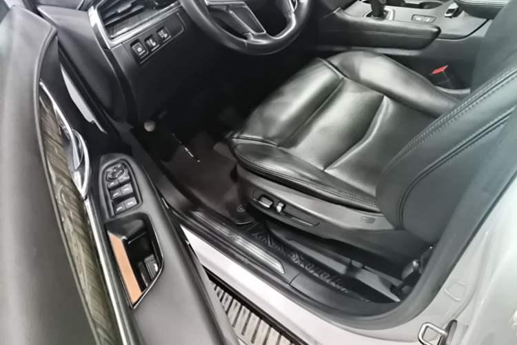 Used Cadillac XT5 2018 25T Luxury Model Driver Seat