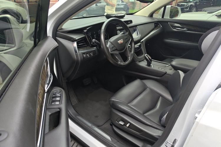 Used Cadillac XT5 2018 25T Luxury Model Driver Seat