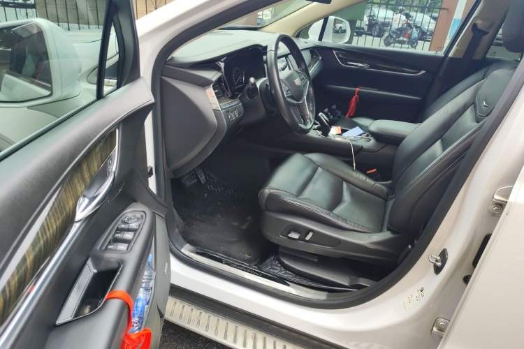 Used Cadillac XT5 2018 25T Luxury Model Driver Seat
