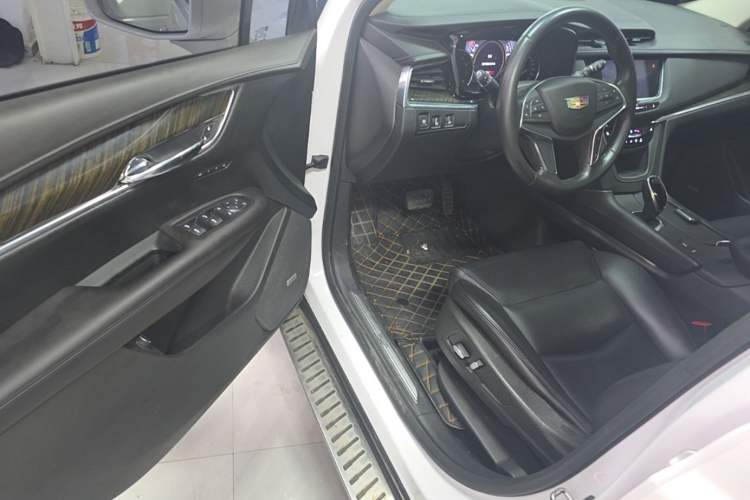 Used Cadillac XT5 2018 25T Luxury Model Driver Seat
