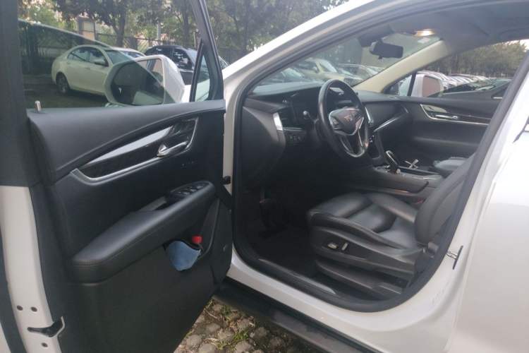 Used Cadillac XT5 2018 25T Luxury Model Driver Seat