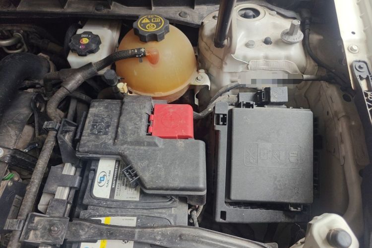 Used Cadillac XT5 2018 28T Four-Wheel Drive Luxury Model Engine Bay Left
