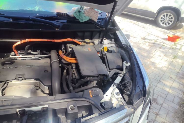 Used Cadillac XT5 2018 28E 4x4 Platinum Edition Engine Bay Left