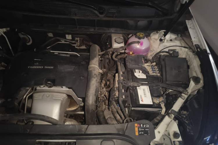 Used Cadillac XT5 2018 25T Luxury Model Engine Bay Left