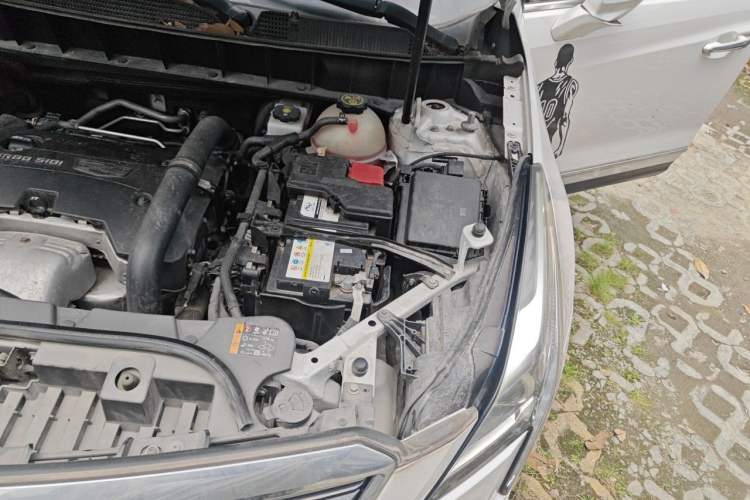 Used Cadillac XT5 2018 25T Luxury Model Engine Bay Left