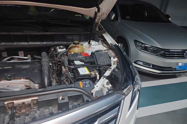Used Cadillac XT5 2018 25T Luxury Model Engine Bay Left
