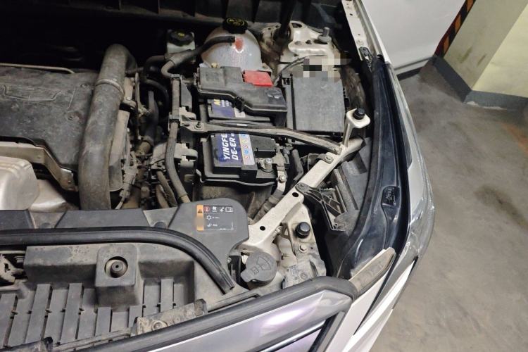 Used Cadillac XT5 2018 25T Luxury Model Engine Bay Left