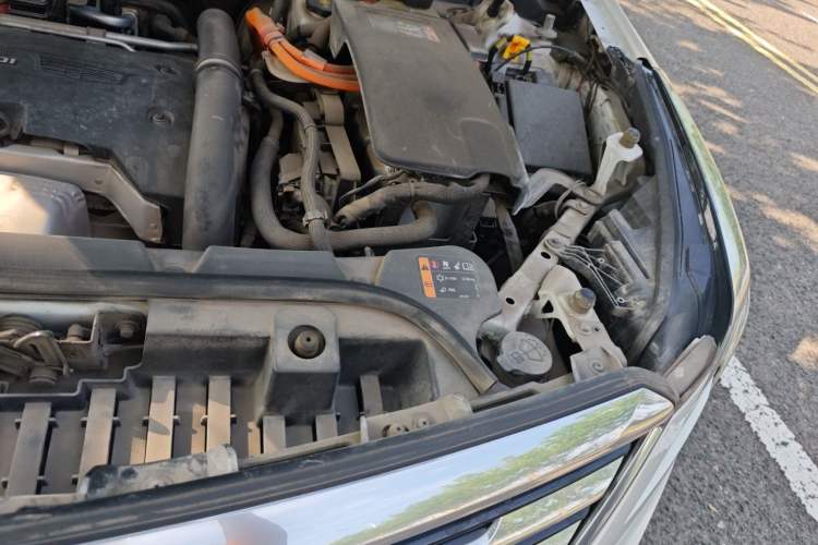 Used Cadillac XT5 2018 28E Four-Wheel Drive Tech Version Engine Bay Left