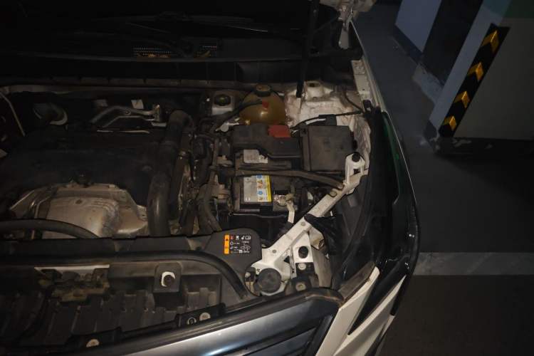 Used Cadillac XT5 2018 25T Tech Model Engine Bay Left