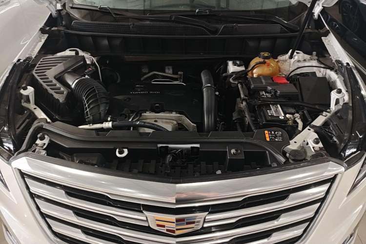 Used Cadillac XT5 2018 25T Luxury Model Engine Bay
