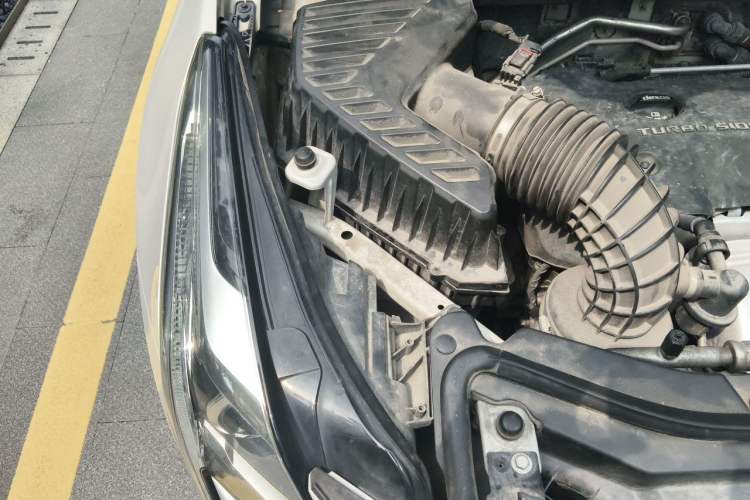 Used Cadillac XT5 2018 25T Luxury Model Engine Bay Right