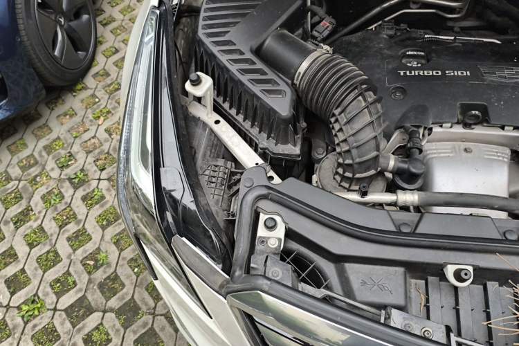 Used Cadillac XT5 2018 28T Four-Wheel Drive Luxury Model Engine Bay Right