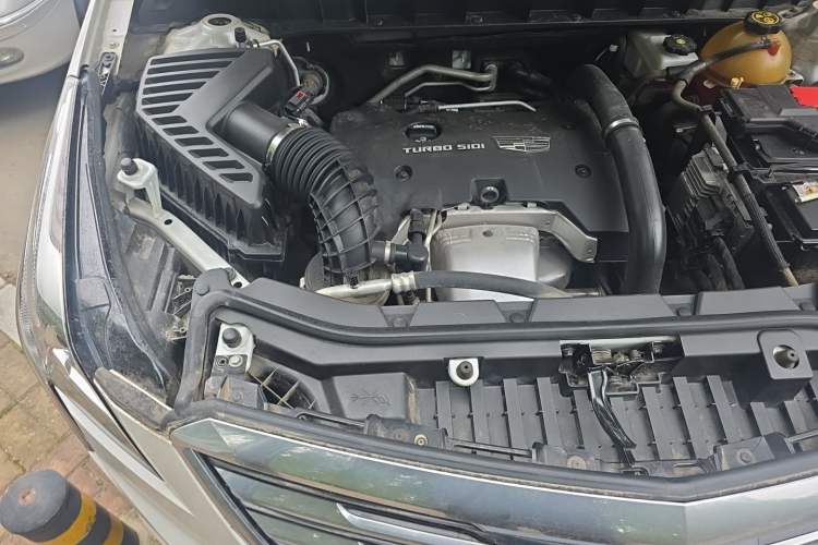 Used Cadillac XT5 2018 25T Tech Model Engine Bay Right