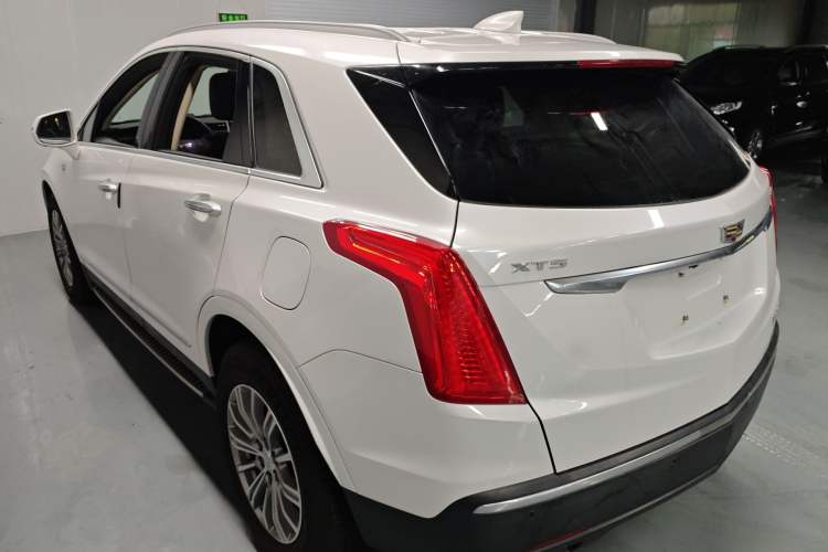 Used Cadillac XT5 2018 25T Luxury Model Exterior 2