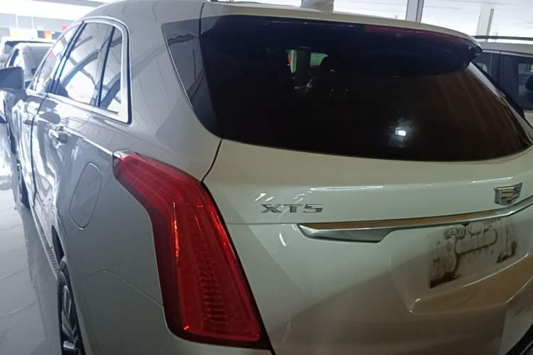Used Cadillac XT5 2018 28T Four-Wheel Drive Luxury Model Exterior 2