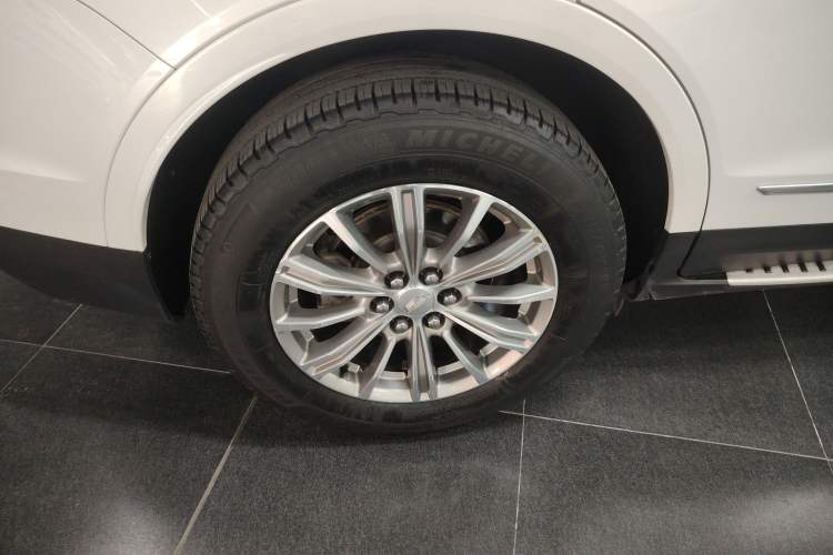 Used Cadillac XT5 2018 25T Luxury Model Exterior 2