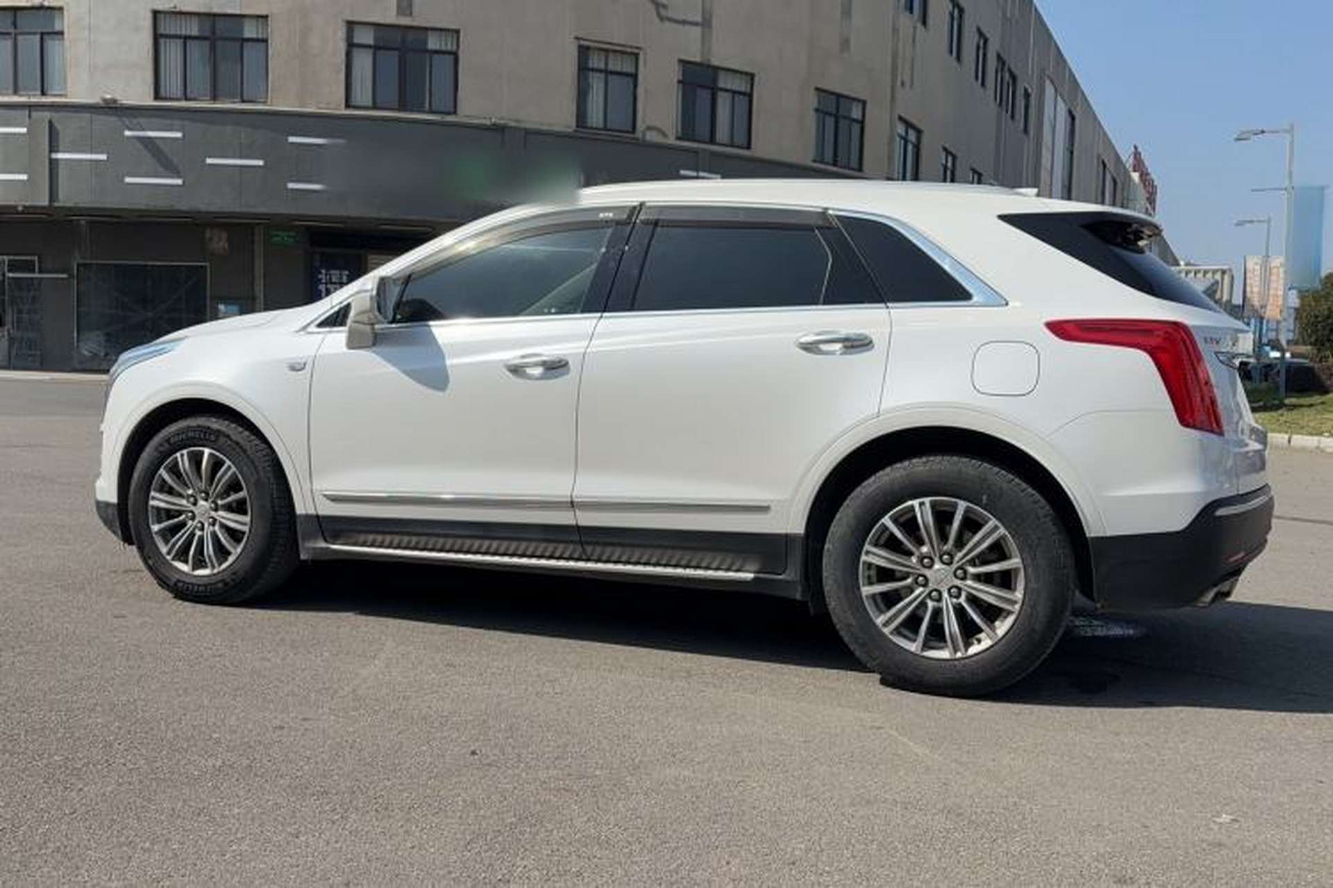 Used Cadillac XT5 2018 25T Luxury Model Exterior 2