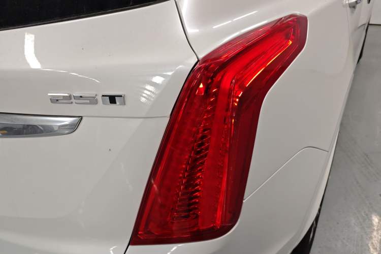Used Cadillac XT5 2018 25T Luxury Model Exterior 3