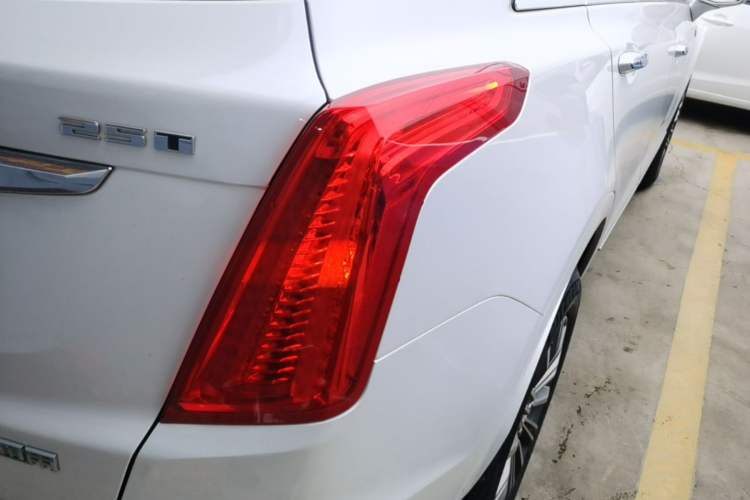 Used Cadillac XT5 2018 25T Luxury Model Exterior 3