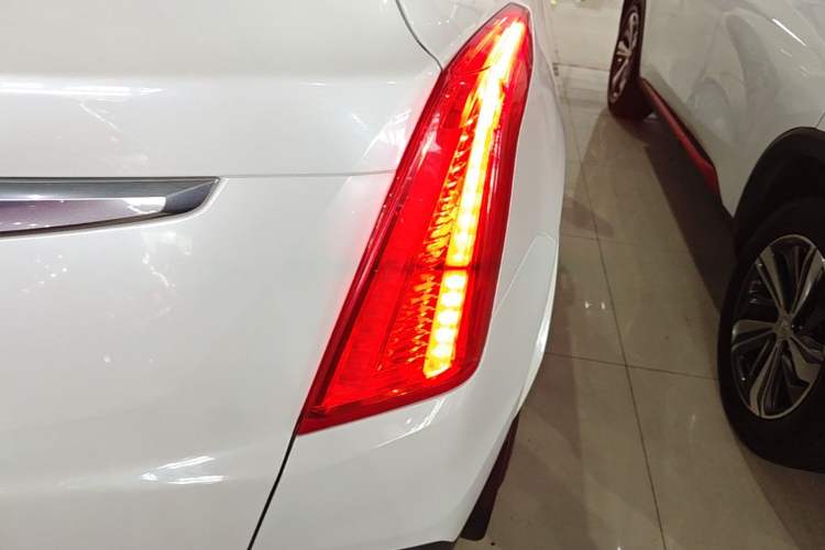 Used Cadillac XT5 2018 25T Luxury Model Exterior 3
