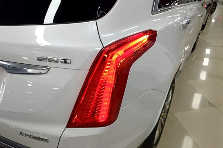 Used Cadillac XT5 2018 28T Four-Wheel Drive Luxury Model Exterior 3