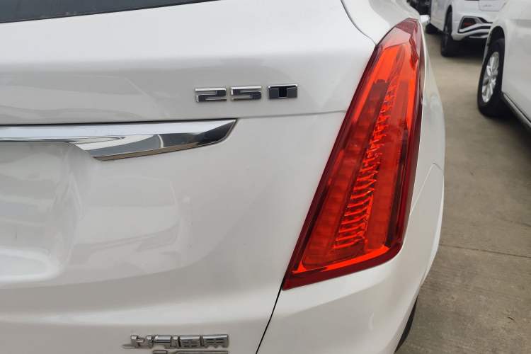 Used Cadillac XT5 2018 25T Luxury Model Exterior 3