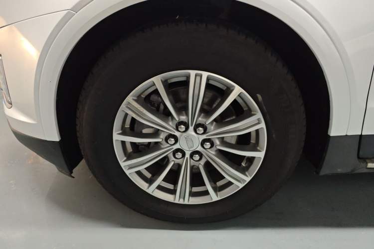 Used Cadillac XT5 2018 25T Luxury Model Exterior 4