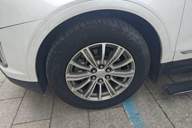 Used Cadillac XT5 2018 25T Luxury Model Exterior 4