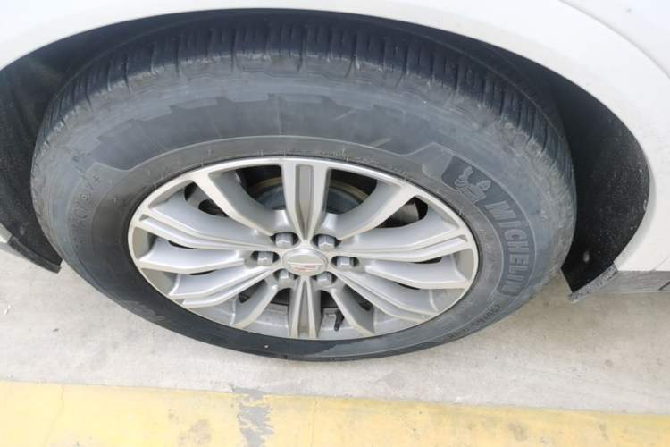 Used Cadillac XT5 2018 25T Luxury Model Exterior 4