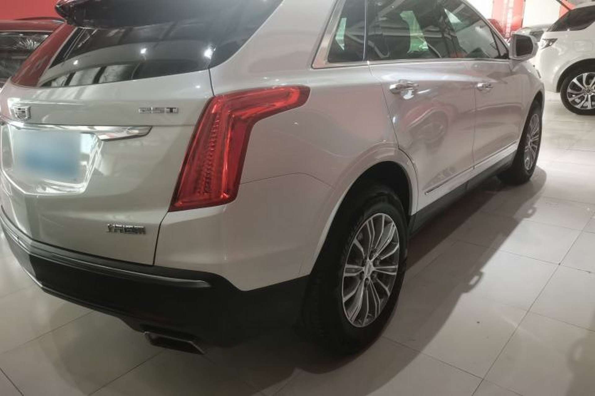 Used Cadillac XT5 2018 25T Luxury Model Exterior 4