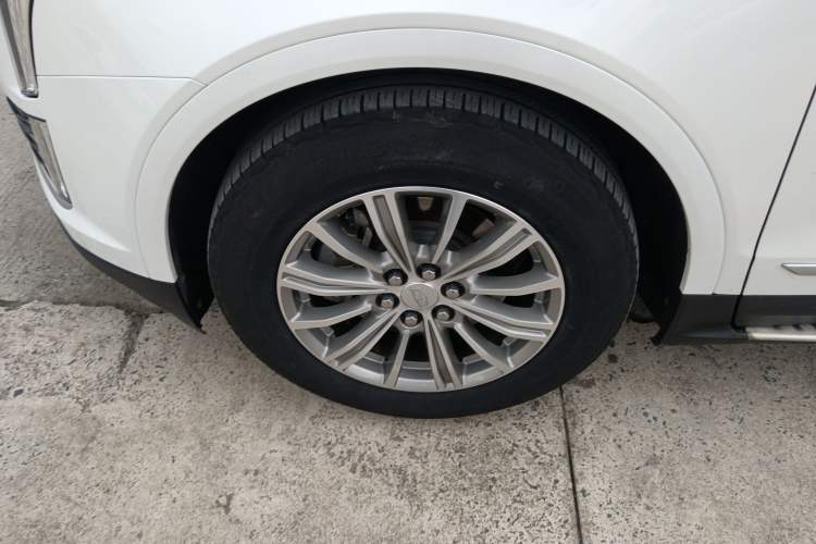 Used Cadillac XT5 2018 25T Luxury Model Exterior 4