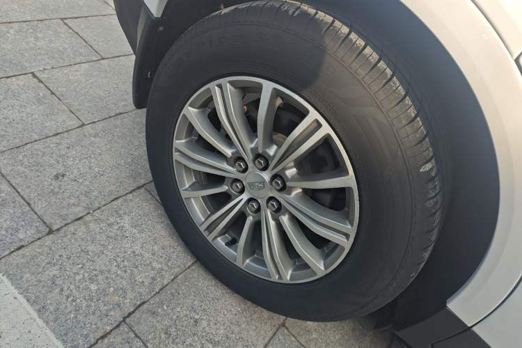 Used Cadillac XT5 2018 25T Luxury Model Exterior 5