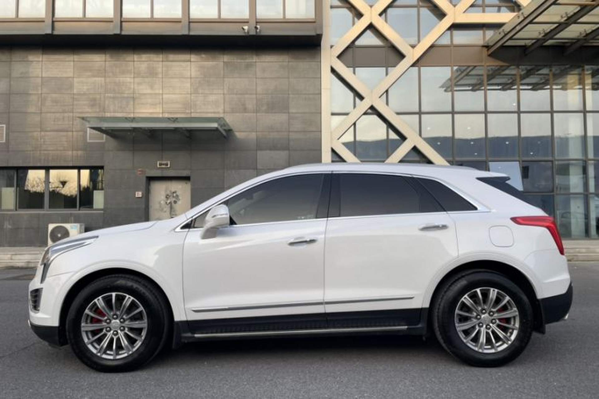 Used Cadillac XT5 2018 25T Luxury Model Exterior 8
