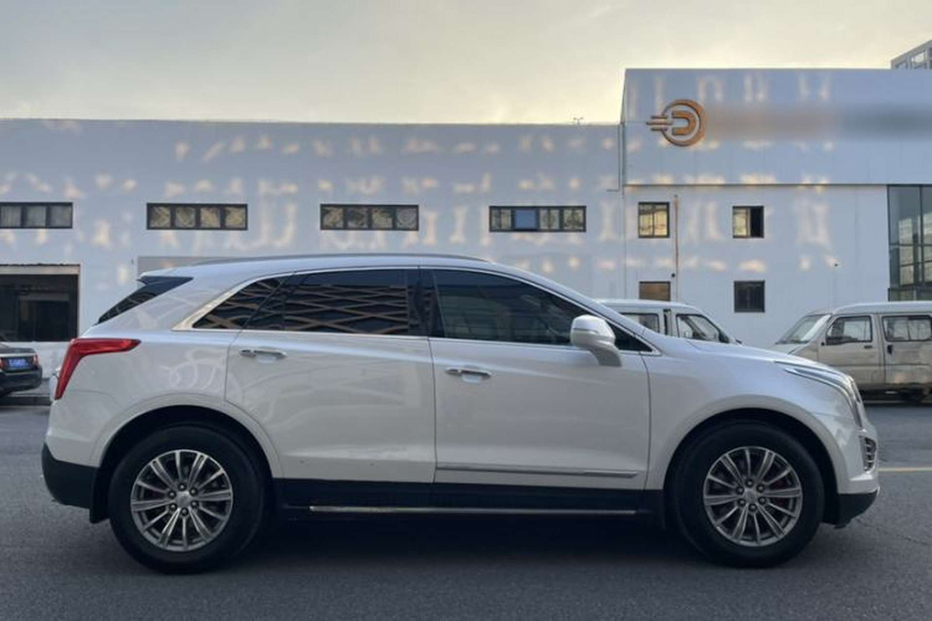 Used Cadillac XT5 2018 25T Luxury Model Exterior 9