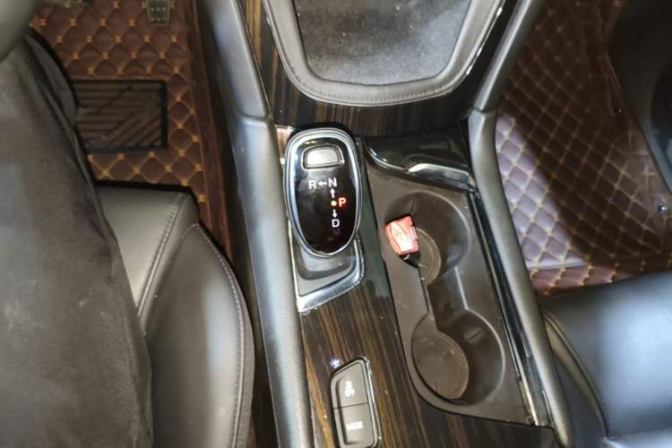 Used Cadillac XT5 2018 25T Luxury Model Gear Lever