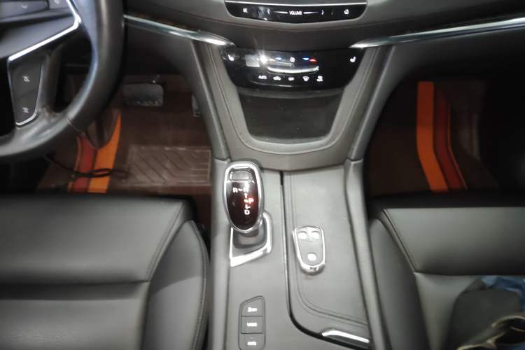 Used Cadillac XT5 2018 28E Four-Wheel Drive Tech Version Gear Lever